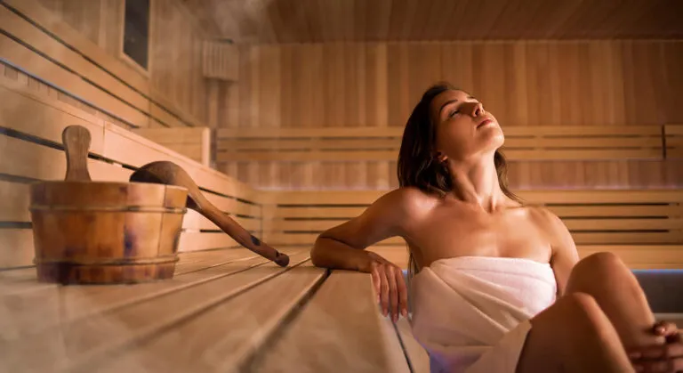 Femme dans un sauna