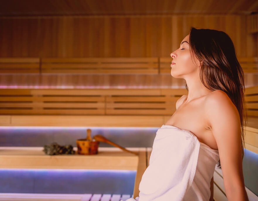Femme dans un sauna en bois