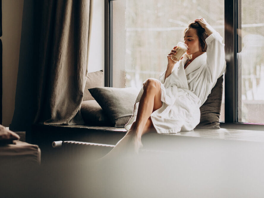 Femme qui s'hydrate après un spa