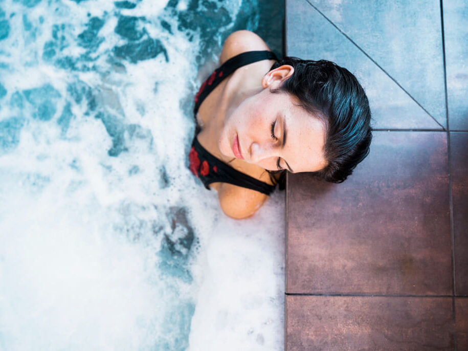 Femme dans un spa à bulle