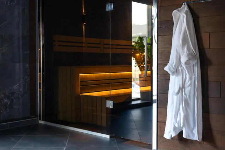Robe sur un mur en bois près du sauna, intérieur d'un spa chauffé